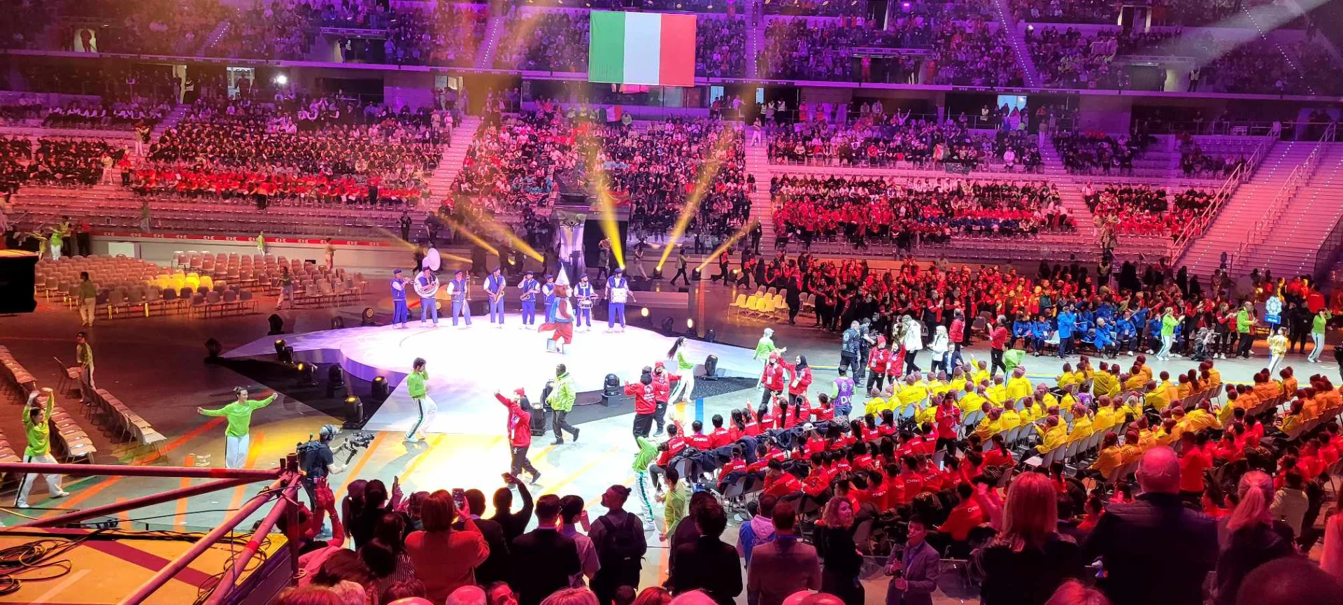Ceremonia Special Olympics World Winter Games — międzynarodowa arena sportowa z reprezentacjami narodowymi